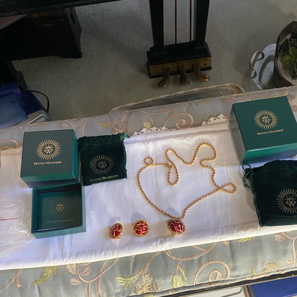 Hutton Wilkinson Jewelry Set. Necklace with matching clip on earrings NRFB
